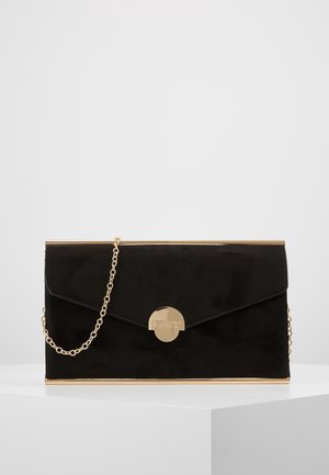 Černé obdélníkové psaníčko se zlatým lemováním, kulatým zlatým zapínáním a tenkým zlatým řetízkovým popruhem na bílém povrchu.