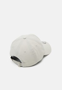 Helles graues Baseballcap mit gebogenem Schirm, verstellbarem Riemen hinten und glatter Textur. Verfügt über ein rundes Logo an der Seite.