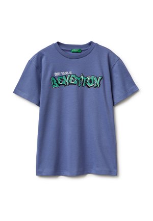 Camiseta morada de manga corta con cuello redondo y logo en estilo grafiti verde "United Colors of Benetton" en el pecho.