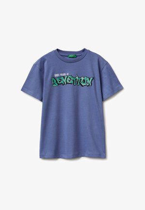 Fioletowa koszulka z krótkim rękawem, okrągłym dekoltem oraz zielonym logo "United Colors of Benetton" w stylu graffiti na piersi.