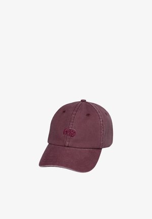 Bordeaux katoenen baseballpet met een gebogen klep en doorgestikte ventilatiegaatjes, met een klein geborduurd logo op het voorpaneel.