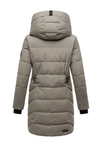 Polstret beige vinterjakke med hætte, featuring vertikale syninger, justerbar talje og sorte strikmanchetter. Logo-patch på den nederste del af ryggen.