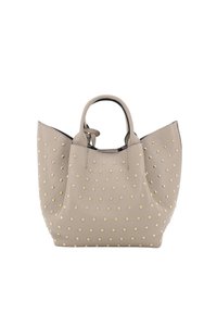 Beiger Leder-Shopper mit dekorativen goldenen Nieten, zwei kurzen Griffen und einer strukturierten Form mit offenem Oberteil.