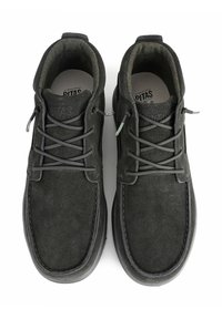 Chaussures en daim gris foncé avec une texture lisse, bout arrondi, deux œillets et lacets plats. À l'intérieur, elles disposent d'une semelle rembourrée pour le confort.