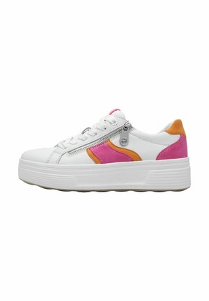 Witte sneaker met een plateauzool, voorzien van roze en oranje suède accenten, vetersluiting en een metalen rits aan de zijkant.