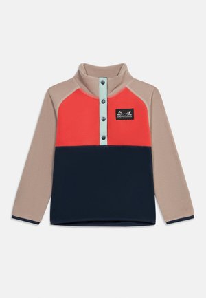 Sudadera de forro polar para niños con mangas beige, pecho rojo, parte inferior azul marino, tapeta de botones azul claro y parche de la marca en el pecho.