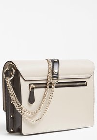 Bolso de mano de cuero vegano beige con forma estructurada, detalles en negro, bolsillo con cremallera y cadena dorada para llevar en el hombro o cruzado.