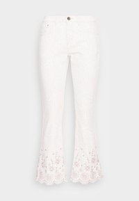 Jeans brancos de algodão com corte flare, padrão paisley e bainha encaracolada. Apresenta bordado floral rosa perto da parte inferior e fecho com botão de metal.