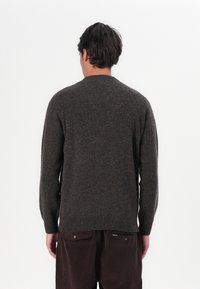 Barbour TAINSBURY CREW NECK  - Pulóver - dark oak