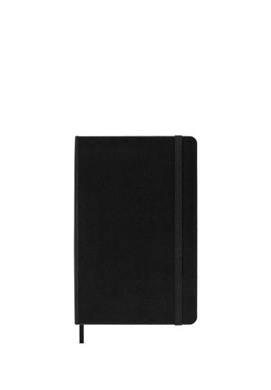 Quaderno nero con copertina rigida chiuso con elastico e nastro segnalibro su sfondo bianco.