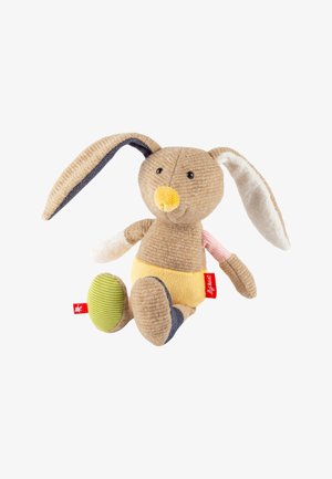 Giocattolo coniglietto in morbido tessuto con texture in velluto a coste. Presenta un corpo beige, una pancia gialla, orecchie decorate e accenti colorati su braccia e piedi. Etichetta rossa.