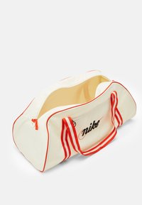 Nike Performance GYM CLUB RETRO - Sporttáska - coconut milk/picante red/black