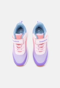 Ζευγάρι παιδικών αθλητικών παπουτσιών σε ροζ, μοβ και μπλε χρώμα με λουράκια βέλκρο και κορδόνια, από πάνω σε λευκό φόντο.