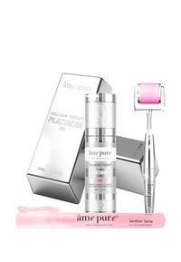 Kollagenterapi platinumgel i sølvbeholder, pink desinfektionsspray og sølv dermaroller med pink detaljer, arrangeret på en hvid baggrund.