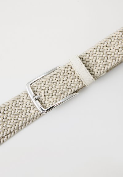 Beige geweven riem met een zilveren metalen gesp, voorzien van een gestructureerd ontwerp en een leren accent nabij de gesp.