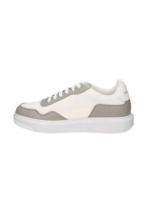 Sneaker con una toma in rete bianca e accenti in pelle grigia, dotate di una suola piatta bianca, punta arrotondata e lacci bianchi.