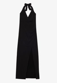 Čierna maxi šaty s halter-neck, hlbokým V-výstrihom, viazanou mašľou na krku a predným rozparkom na jednofarebnom bielom pozadí.