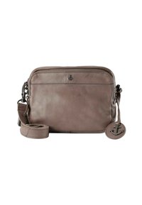 Borsa a tracolla in pelle marrone con tracolla regolabile, emblemi di ancore sul davanti e sul retro, e un ciondolo a forma di ancora rotonda attaccato al lato.