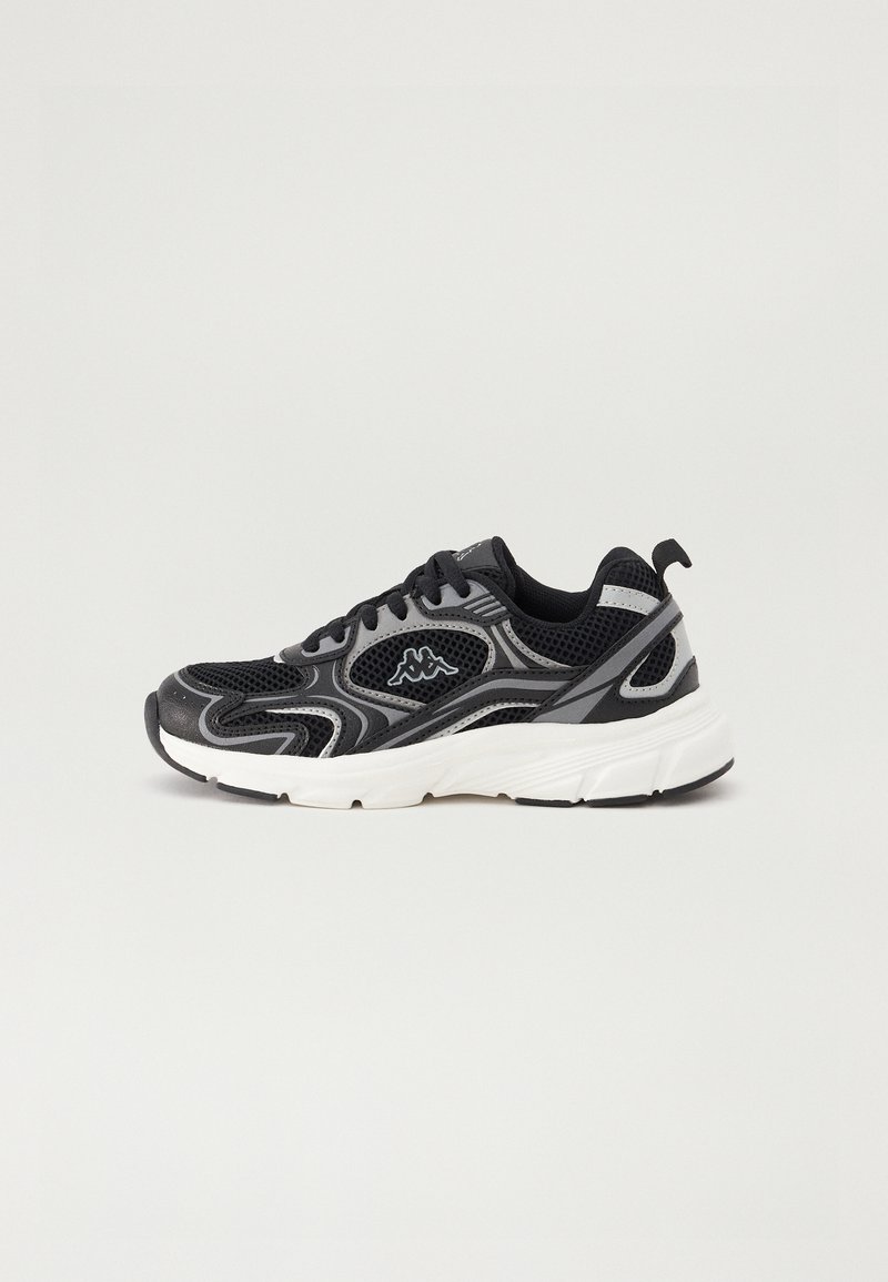 Baskets de sport noires avec tige en mesh, accents gris et semelle blanche. Dotées d'un design à lacets et d'un logo sur le côté. Construction légère.