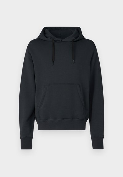 Svart hettegenser laget av myk bomullsblanding; har en frontlomme, ribbede mansjetter og snorer for justerbar passform.