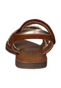 Bruine suede sandalen met gevlochten accenten, verstelbare banden en een platte zool. Metallische details op de binnenzool en gestikte randen verbeteren het ontwerp.