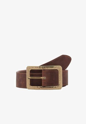 Ceinture en cuir marron avec une large boucle en laiton texturée, présentant une forme rectangulaire et des coutures visibles le long des bords.