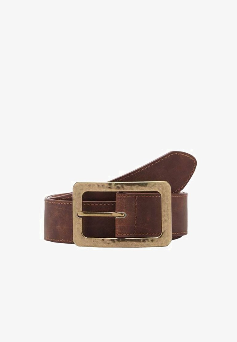 Cintura in pelle marrone con una fibbia in ottone larga e testurizzata, caratterizzata da una forma rettangolare e cuciture visibili lungo i bordi.