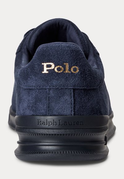 Talons de baskets en daim bleu marine avec texte doré "Polo" et semelle noire embossée avec le logo "Ralph Lauren".