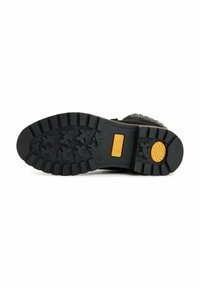 Zwarte rubberen laarzenzool met een gestructureerd loopvlakpatroon, voorzien van een gele accent met logo en cirkelvormig detail, ontworpen voor grip en duurzaamheid.