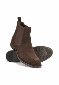 Ciemnobrązowe zamszowe botki za kostkę z elastycznymi panelami bocznymi, prostokątnym obcasem, teksturowaną gumową podeszwą i gładką powierzchnią.