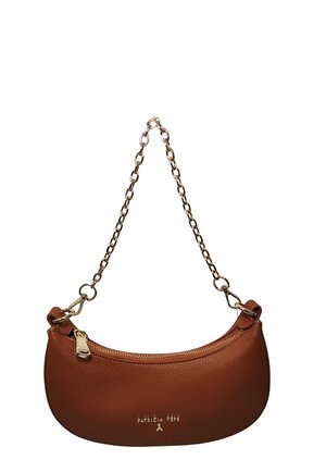 Borsa a mezzaluna in pelle marrone con tracolla a catena dorata e cerniera, con logo Patrizia Pepe sul davanti.