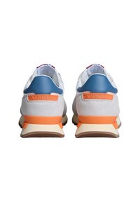Sneakers bianchi e grigi con dettagli blu e arancioni, caratterizzati da una finitura in suede testurizzato e una suola in gomma. Logo sul retro.