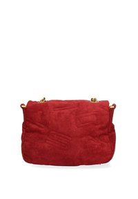Sac à épaule en suède rouge avec de subtils motifs cousus et des détails en chaîne dorée, de forme rectangulaire et à la structure douce.
