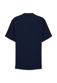 Dunkelblaues kurzärmeliges Shirt mit entspannter Passform, rundem Kragen und strukturiertem Stoff. Verfügt über eine horizontale Naht auf der Rückseite als Detail.