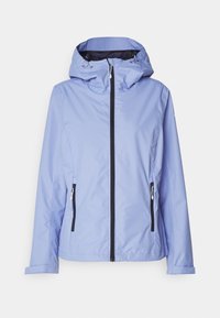 Veste imperméable bleu clair avec capuche, fermeture éclair frontale et poches latérales zippées noires. Texture lisse et cordon de serrage réglable à la capuche.