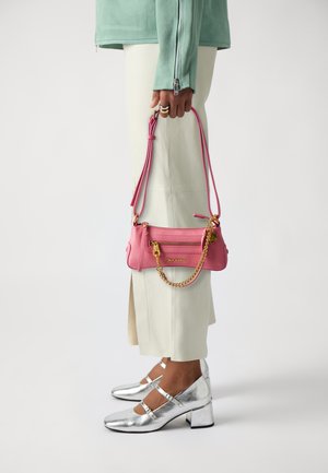 Juicy Couture SUE SMALL HOBO - Torbica - hot pink