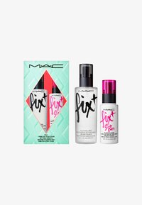 MAC Fix+ fixeringsspray duo i en turkos låda innehåller en fullstor klar sprayflaska med svart lock och en mini vit flaska med rosa lock.