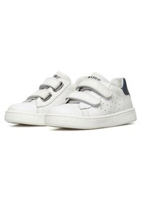 Sneaker in pelle bianca con due cinture in velcro, dettagli laterali perforati, punta rinforzata e accenti scuri sul tallone in contrasto. Suola in gomma.