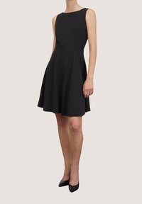 Mustahdina mustahdina mụ isi na akwa na agba nwa, nke nwere eriri dị mma na skirt nwere mgbasaozi. Emere ya na akpụkpọ anụ dị mfe nwere elu nke ọdịnala kachasị. Ejikere ya na ụkwụ ọkpụkpụ nwa.