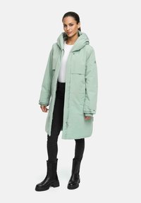 Lichtgroene waterdichte parka met een afneembare capuchon, twee voorzakken en een ritssluiting. Heeft een relaxed fit en lange mouwen.
