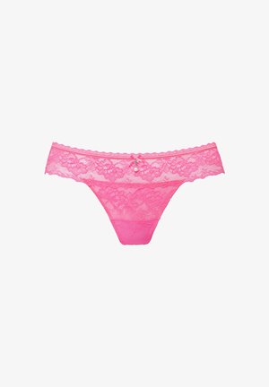 Roze kant string met bloemenpatronen, een golvende tailleband en een klein decoratief strikje met een parelaccent in het midden vooraan.