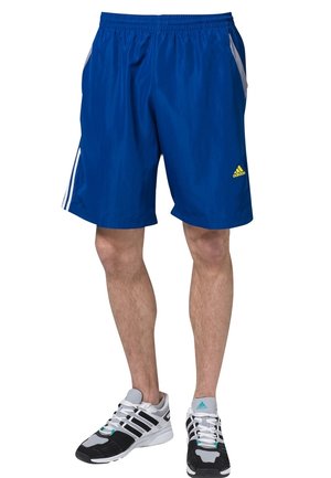 Niebieskie szorty sportowe z lekkiego materiału, z elastycznym paskiem w talii, białymi paskami po bokach oraz małym żółtym logo Adidas na dolnej części nogawki.