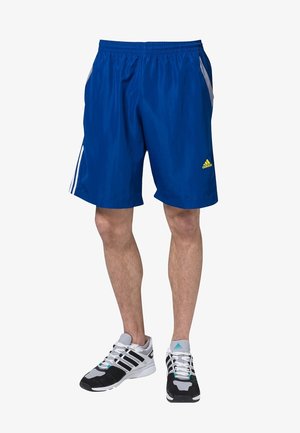 Blaue sportliche Shorts aus leichtem Stoff, mit elastischem Bund, weißen Seitenstreifen und einem kleinen gelben Adidas-Logo am unteren Bein.