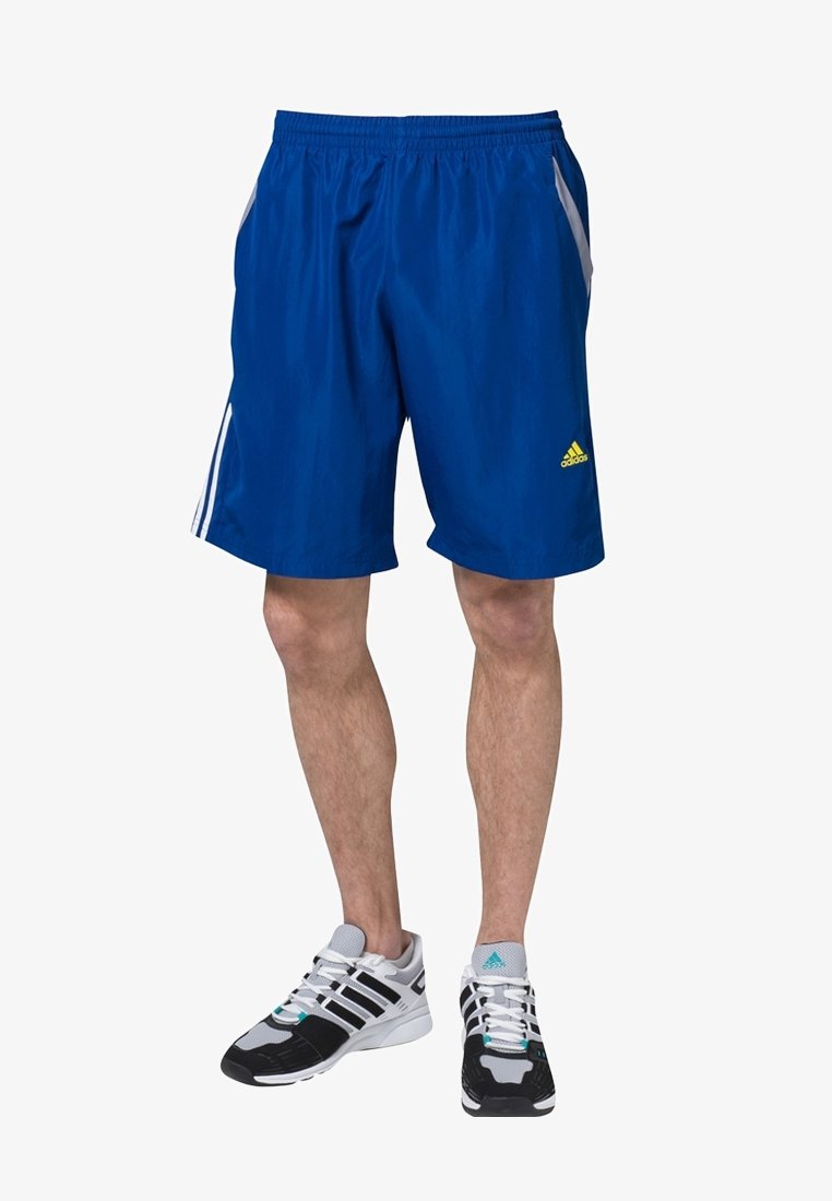Shorts de sport bleus en tissu léger, avec une taille élastique, des bandes blanches sur les côtés et un petit logo Adidas jaune sur la jambe inférieure.