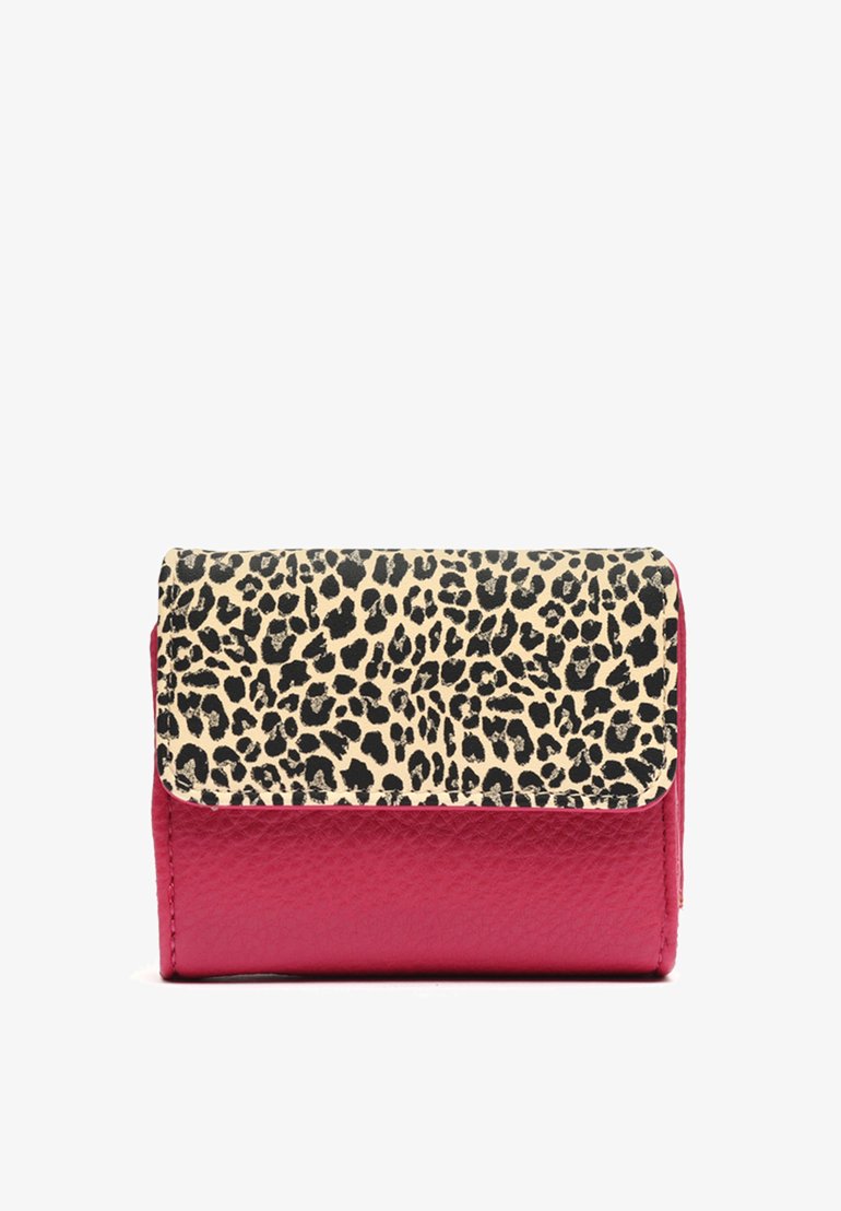 Kompaktne rahakott erepunase tekstureeritud nahast põhja ja beeži klapiga, millel on musta leopardimustriga kujundus.