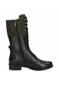 Stivale nero in pelle fino al ginocchio con parte superiore in suede verde, allacciatura frontale e zip laterale. Tacco piatto e suola testurizzata per una migliore aderenza.