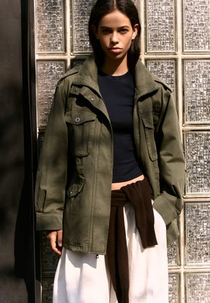 Bershka, FUNNEL-COLLAR WITH POCKETS - PARKA - Parka - khaki
