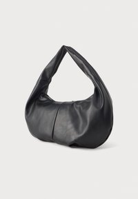 Pehmea must nahast poolkuu kujuline käekott, millel on lai silmusang ja tagasihoidlik eesmine õmblus, esitatud lihtsa heleda tausta ees.