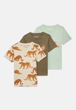 Tres camisetas de manga corta: una crema con estampado de leopardo naranja, una verde oliva con un diseño de texto, y una verde menta clara con un gráfico.