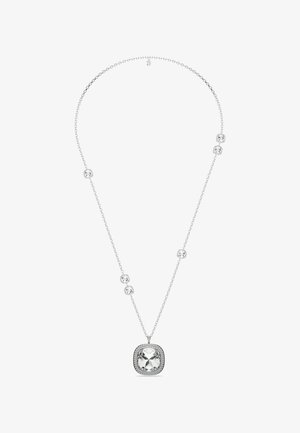 Collier en argent avec des cristaux ronds régulièrement espacés sur la chaîne et un grand pendentif en cristal carré entouré de petits cristaux au centre.